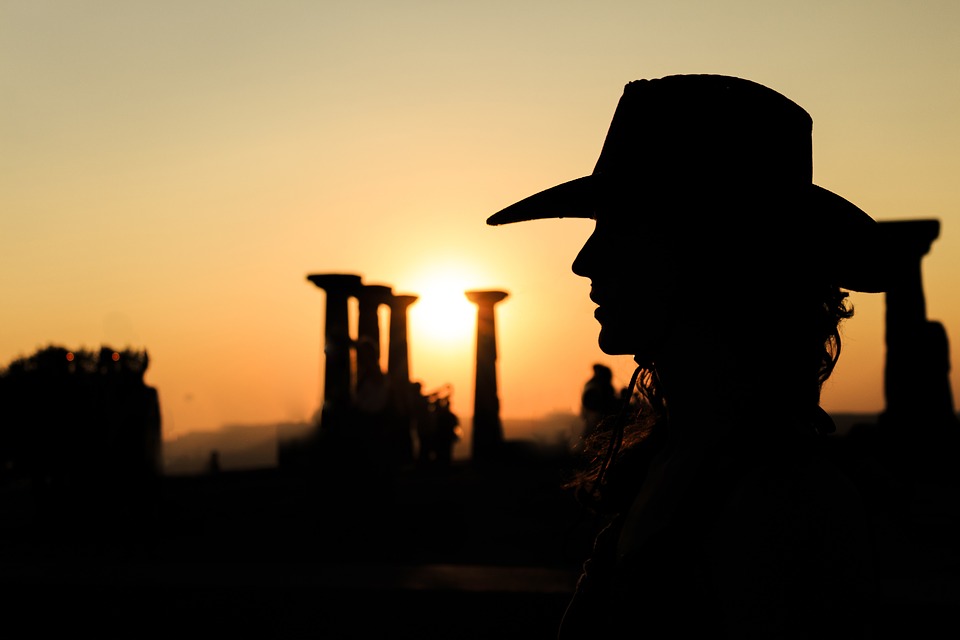 women travelling at night